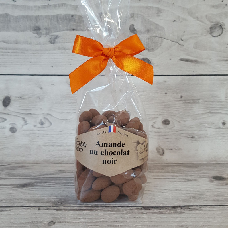 Amandes enrobées de chocolat noir intense.